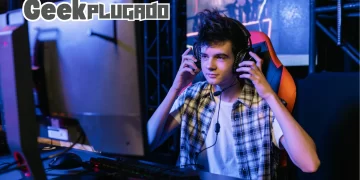 Gamer Usando o Discord Durante sua Sessão de Jogatina com Seus Amigos