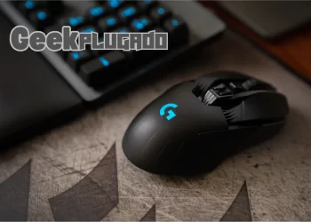 Imagem Mostra Mouse Gamer com Logo GeekPlugado